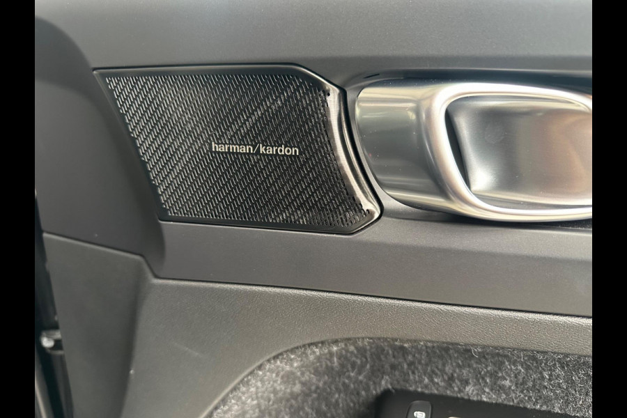 Volvo XC40 2.0 B4 R-Design Pano| Blis|Keyless|R-Camera|Full