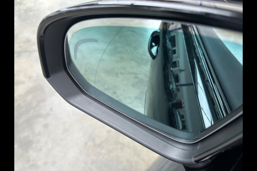 Volvo XC40 2.0 B4 R-Design Pano| Blis|Keyless|R-Camera|Full