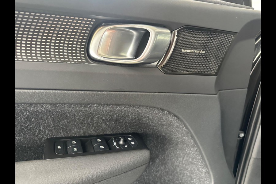 Volvo XC40 2.0 B4 R-Design Pano| Blis|Keyless|R-Camera|Full