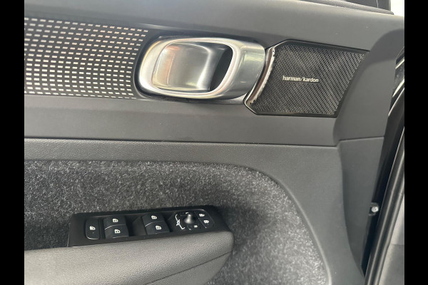 Volvo XC40 2.0 B4 R-Design Pano| Blis|Keyless|R-Camera|Full