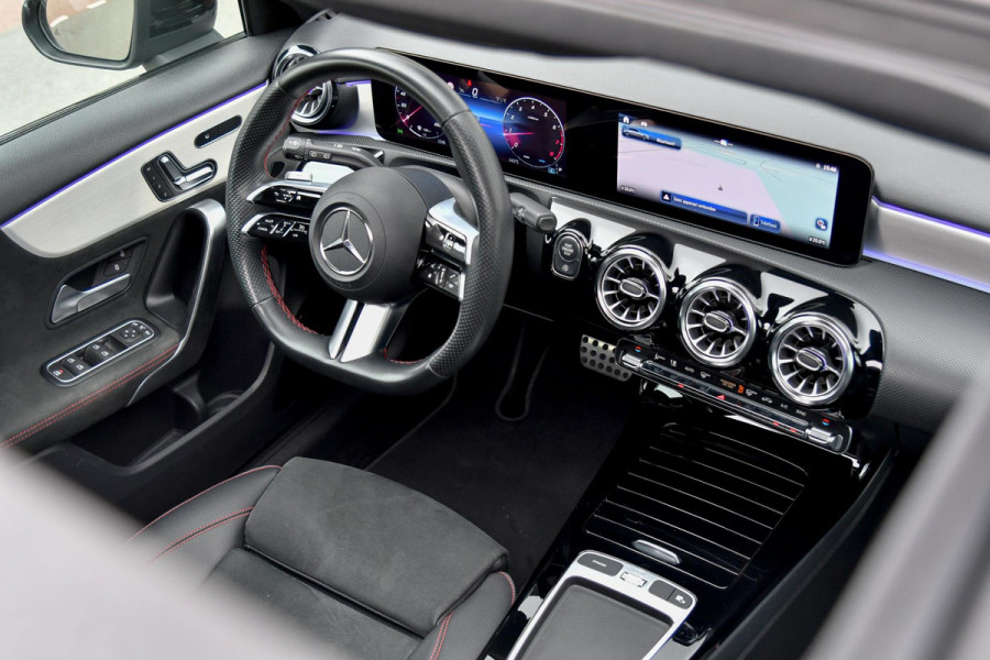 Mercedes-Benz A-Klasse 180 AMG Night ed. Pano, Memory, 360, HUD, Multibeam, Keyless, Trekhaak, Dodeh!