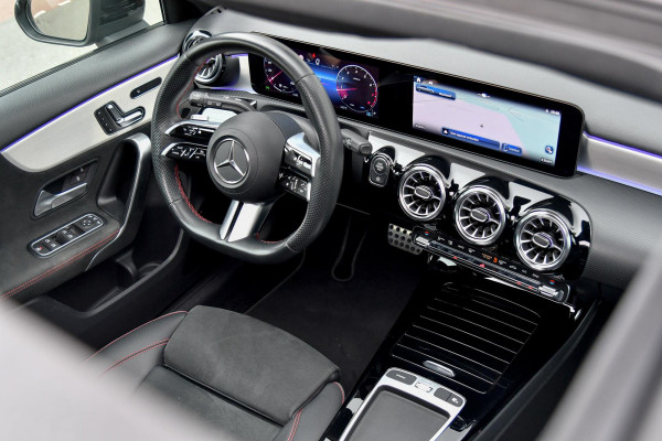 Mercedes-Benz A-Klasse 180 AMG Night ed. Pano, Memory, 360, HUD, Multibeam, Keyless, Trekhaak, Dodeh!