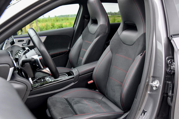 Mercedes-Benz A-Klasse 180 AMG Night ed. Pano, Memory, 360, HUD, Multibeam, Keyless, Trekhaak, Dodeh!
