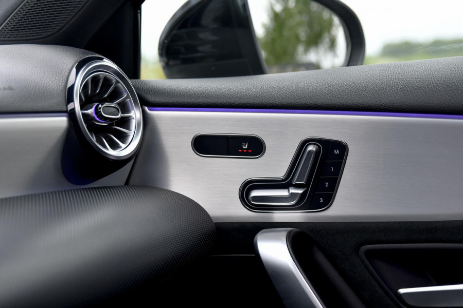 Mercedes-Benz A-Klasse 180 AMG Night ed. Pano, Memory, 360, HUD, Multibeam, Keyless, Trekhaak, Dodeh!