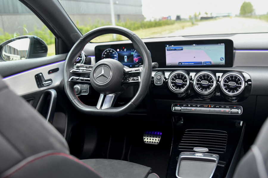 Mercedes-Benz A-Klasse 180 AMG Night ed. Pano, Memory, 360, HUD, Multibeam, Keyless, Trekhaak, Dodeh!