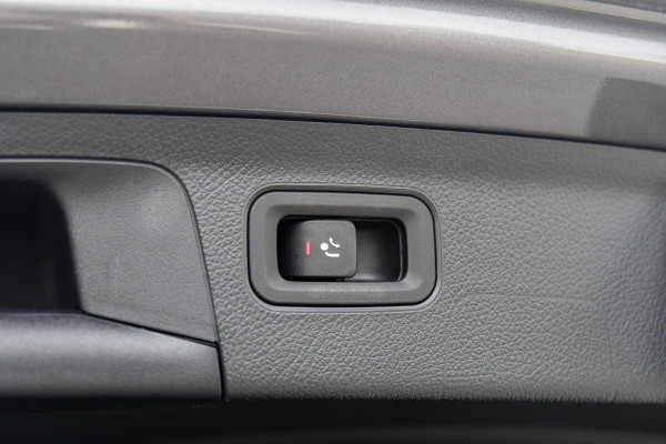 Mercedes-Benz A-Klasse 180 AMG Night ed. Pano, Memory, 360, HUD, Multibeam, Keyless, Trekhaak, Dodeh!
