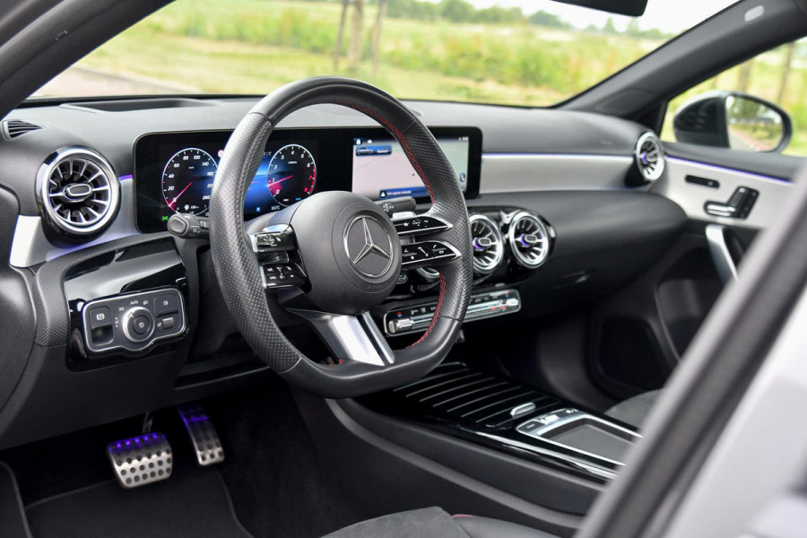 Mercedes-Benz A-Klasse 180 AMG Night ed. Pano, Memory, 360, HUD, Multibeam, Keyless, Trekhaak, Dodeh!