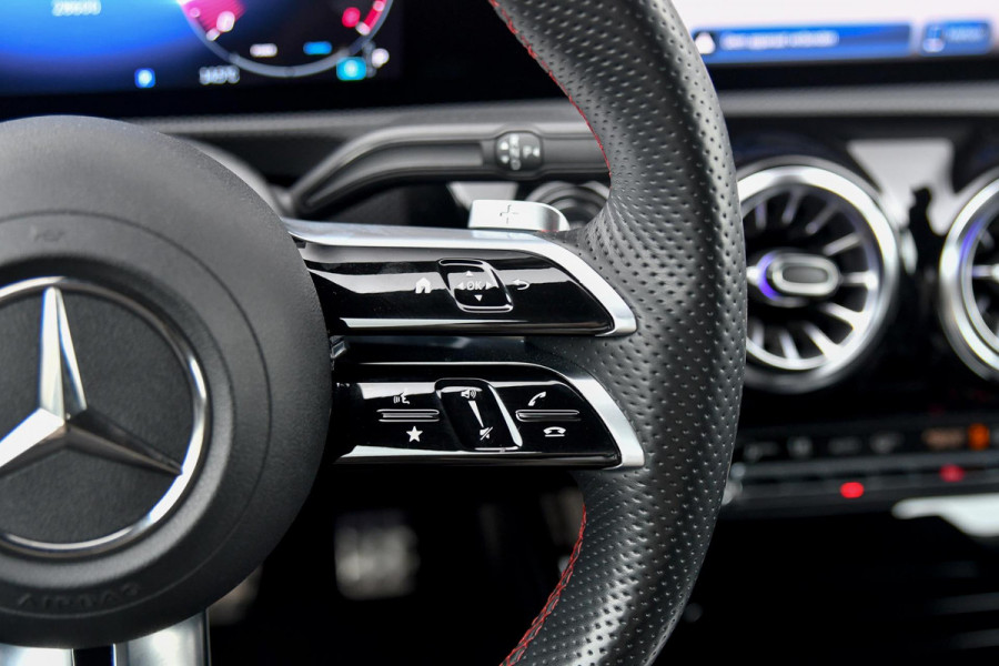 Mercedes-Benz A-Klasse 180 AMG Night ed. Pano, Memory, 360, HUD, Multibeam, Keyless, Trekhaak, Dodeh!