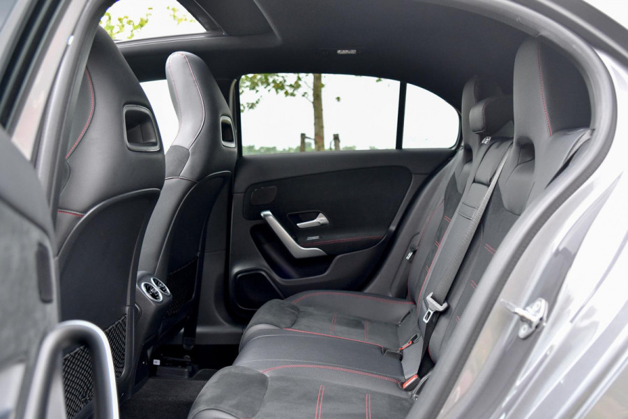 Mercedes-Benz A-Klasse 180 AMG Night ed. Pano, Memory, 360, HUD, Multibeam, Keyless, Trekhaak, Dodeh!