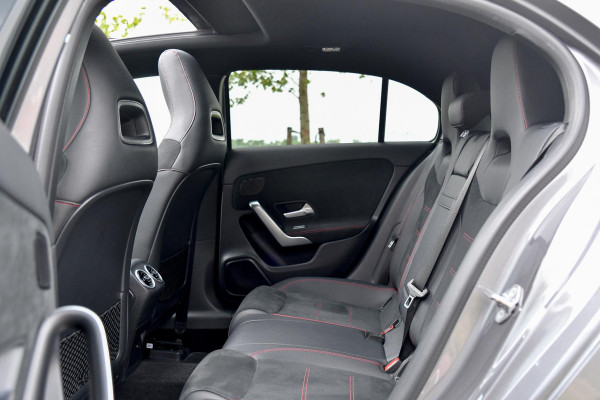 Mercedes-Benz A-Klasse 180 AMG Night ed. Pano, Memory, 360, HUD, Multibeam, Keyless, Trekhaak, Dodeh!