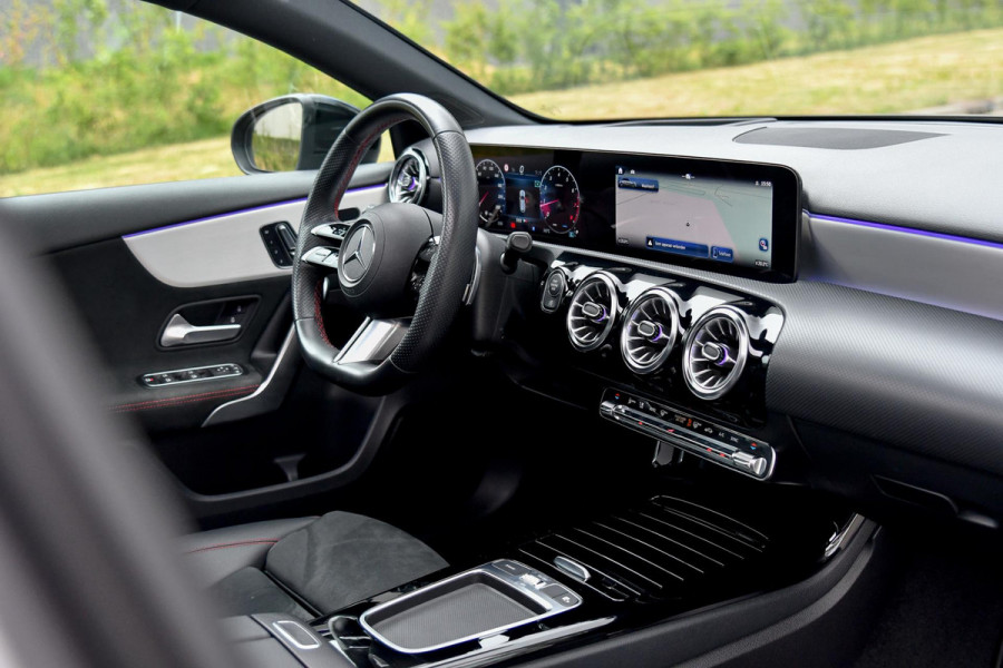 Mercedes-Benz A-Klasse 180 AMG Night ed. Pano, Memory, 360, HUD, Multibeam, Keyless, Trekhaak, Dodeh!