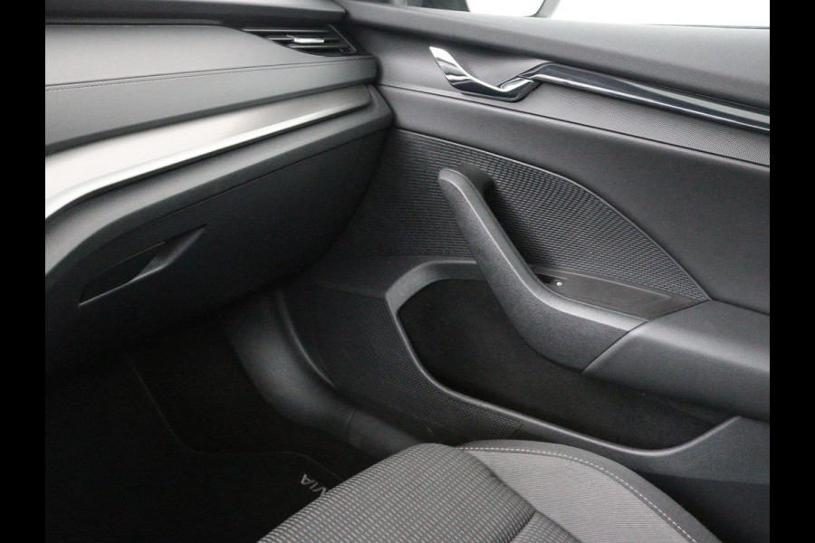 Škoda Octavia 1.0 TSI Business Edition | Stoelverwarming | Camera | Carplay | Full LED | Navigatie | Parkeerhulp | Climate control | Cruise control