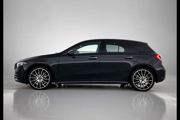 Mercedes-Benz A-Klasse 250 e Business Solution AMG Limited | Multispaaks lichtmetalen velgen | MBUX wide screen | Navigatie | Panoramadak | Parking support Inclusief 24 maanden MB Certified garantie voor Europa.