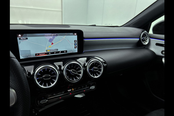 Mercedes-Benz A-Klasse 250 e Business Solution AMG Limited | Multispaaks lichtmetalen velgen | MBUX wide screen | Navigatie | Panoramadak | Parking support Inclusief 24 maanden MB Certified garantie voor Europa.