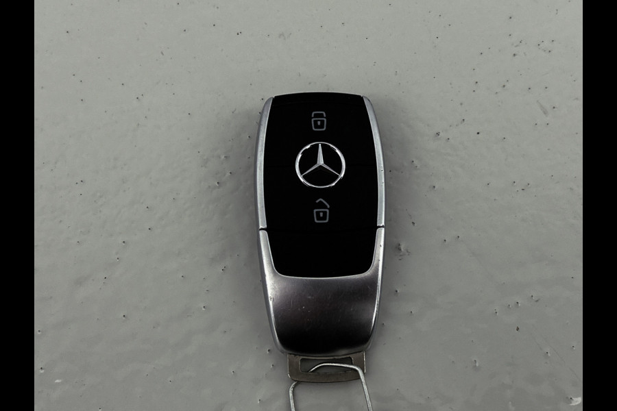 Mercedes-Benz A-Klasse 250 e Business Solution AMG Limited | Multispaaks lichtmetalen velgen | MBUX wide screen | Navigatie | Panoramadak | Parking support Inclusief 24 maanden MB Certified garantie voor Europa.