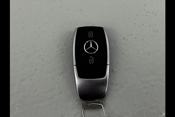 Mercedes-Benz A-Klasse 250 e Business Solution AMG Limited | Multispaaks lichtmetalen velgen | MBUX wide screen | Navigatie | Panoramadak | Parking support Inclusief 24 maanden MB Certified garantie voor Europa.