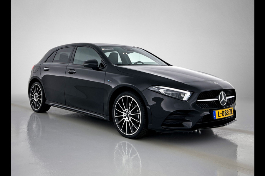 Mercedes-Benz A-Klasse 250 e Business Solution AMG Limited | Multispaaks lichtmetalen velgen | MBUX wide screen | Navigatie | Panoramadak | Parking support Inclusief 24 maanden MB Certified garantie voor Europa.