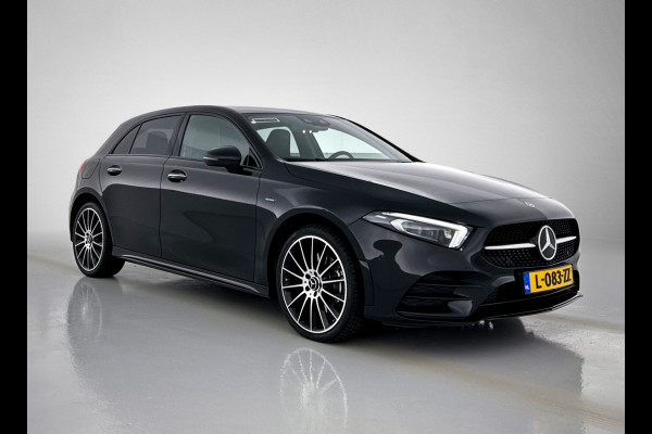 Mercedes-Benz A-Klasse 250 e Business Solution AMG Limited | Multispaaks lichtmetalen velgen | MBUX wide screen | Navigatie | Panoramadak | Parking support Inclusief 24 maanden MB Certified garantie voor Europa.