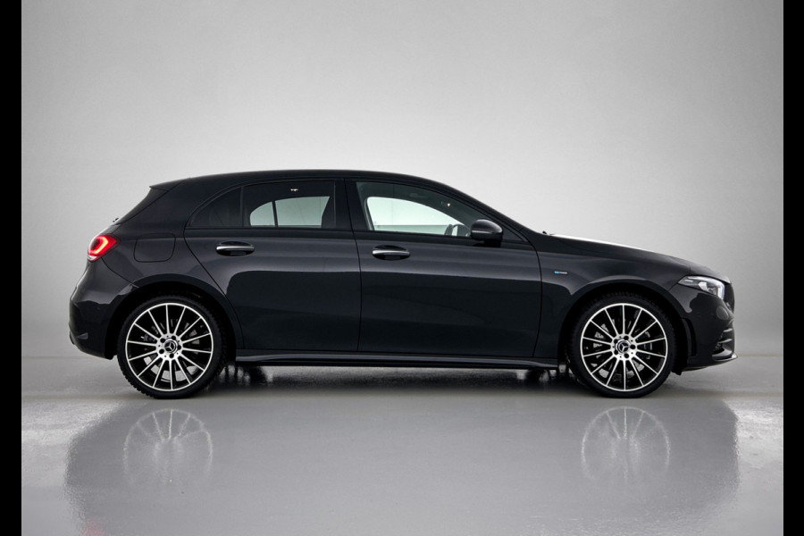 Mercedes-Benz A-Klasse 250 e Business Solution AMG Limited | Multispaaks lichtmetalen velgen | MBUX wide screen | Navigatie | Panoramadak | Parking support Inclusief 24 maanden MB Certified garantie voor Europa.