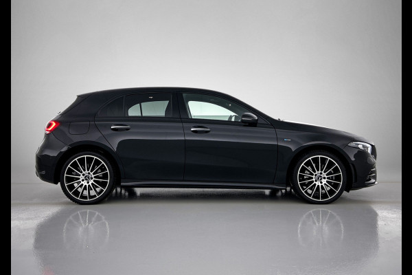 Mercedes-Benz A-Klasse 250 e Business Solution AMG Limited | Multispaaks lichtmetalen velgen | MBUX wide screen | Navigatie | Panoramadak | Parking support Inclusief 24 maanden MB Certified garantie voor Europa.