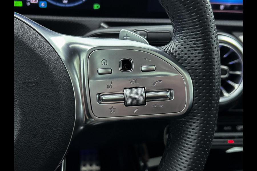 Mercedes-Benz A-Klasse 250 e Business Solution AMG Limited | Multispaaks lichtmetalen velgen | MBUX wide screen | Navigatie | Panoramadak | Parking support Inclusief 24 maanden MB Certified garantie voor Europa.