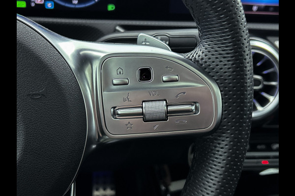 Mercedes-Benz A-Klasse 250 e Business Solution AMG Limited | Multispaaks lichtmetalen velgen | MBUX wide screen | Navigatie | Panoramadak | Parking support Inclusief 24 maanden MB Certified garantie voor Europa.
