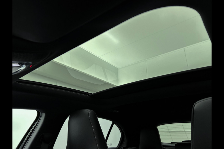 Mercedes-Benz A-Klasse 250 e Business Solution AMG Limited | Multispaaks lichtmetalen velgen | MBUX wide screen | Navigatie | Panoramadak | Parking support Inclusief 24 maanden MB Certified garantie voor Europa.