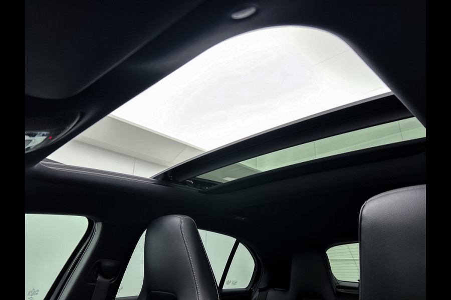 Mercedes-Benz A-Klasse 250 e Business Solution AMG Limited | Multispaaks lichtmetalen velgen | MBUX wide screen | Navigatie | Panoramadak | Parking support Inclusief 24 maanden MB Certified garantie voor Europa.