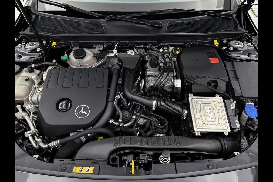Mercedes-Benz A-Klasse 250 e Business Solution AMG Limited | Multispaaks lichtmetalen velgen | MBUX wide screen | Navigatie | Panoramadak | Parking support Inclusief 24 maanden MB Certified garantie voor Europa.