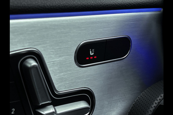 Mercedes-Benz A-Klasse 250 e Business Solution AMG Limited | Multispaaks lichtmetalen velgen | MBUX wide screen | Navigatie | Panoramadak | Parking support Inclusief 24 maanden MB Certified garantie voor Europa.
