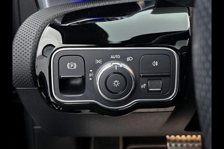 Mercedes-Benz A-Klasse 250 e Business Solution AMG Limited | Multispaaks lichtmetalen velgen | MBUX wide screen | Navigatie | Panoramadak | Parking support Inclusief 24 maanden MB Certified garantie voor Europa.