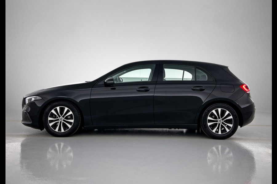 Mercedes-Benz A-Klasse 160 Business Solution | Lichtmetalen velgen | Wide screen | Navigatie | Parking support met camera achter | Inclusief 24 maanden Mercedes-Benz Certified garantie voor Europa.