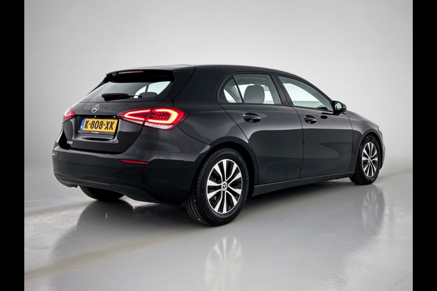 Mercedes-Benz A-Klasse 160 Business Solution | Lichtmetalen velgen | Wide screen | Navigatie | Parking support met camera achter | Inclusief 24 maanden Mercedes-Benz Certified garantie voor Europa.