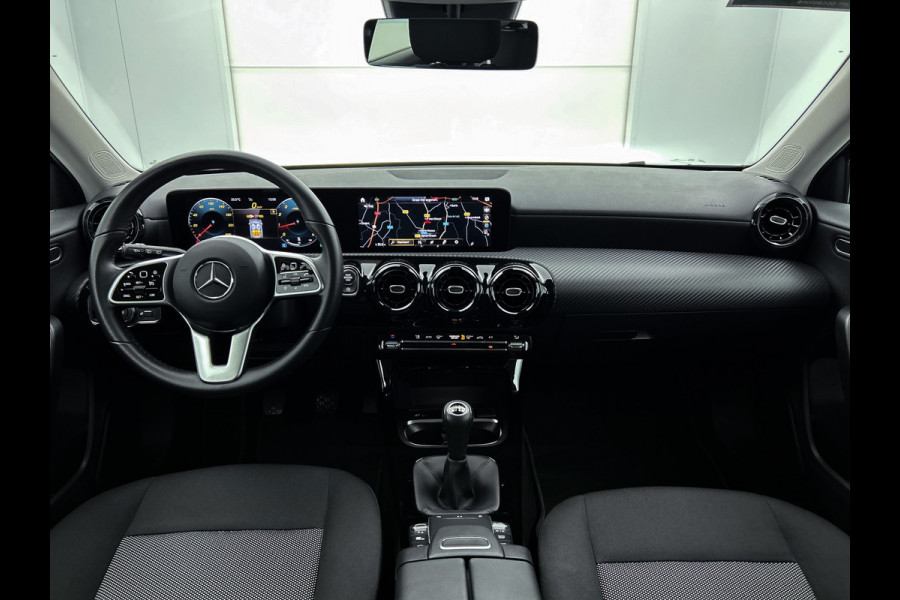 Mercedes-Benz A-Klasse 160 Business Solution | Lichtmetalen velgen | Wide screen | Navigatie | Parking support met camera achter | Inclusief 24 maanden Mercedes-Benz Certified garantie voor Europa.