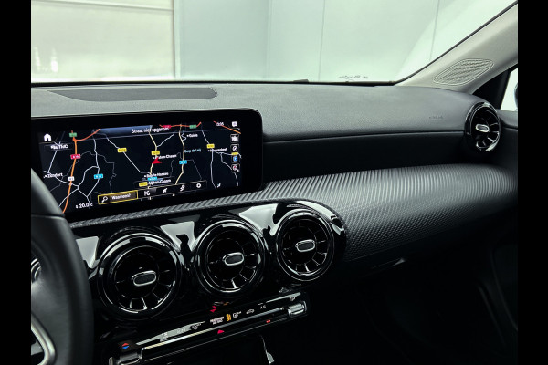 Mercedes-Benz A-Klasse 160 Business Solution | Lichtmetalen velgen | Wide screen | Navigatie | Parking support met camera achter | Inclusief 24 maanden Mercedes-Benz Certified garantie voor Europa.