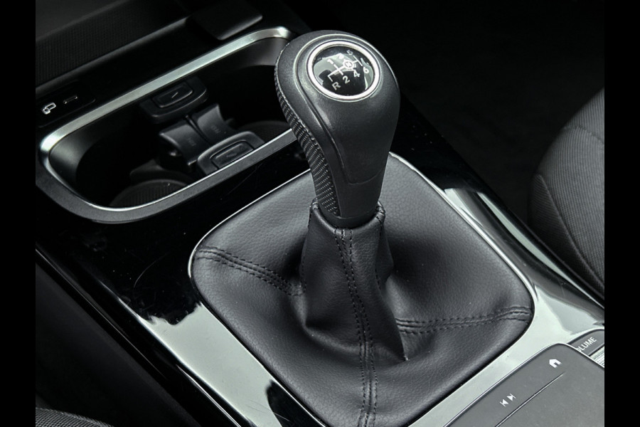 Mercedes-Benz A-Klasse 160 Business Solution | Lichtmetalen velgen | Wide screen | Navigatie | Parking support met camera achter | Inclusief 24 maanden Mercedes-Benz Certified garantie voor Europa.