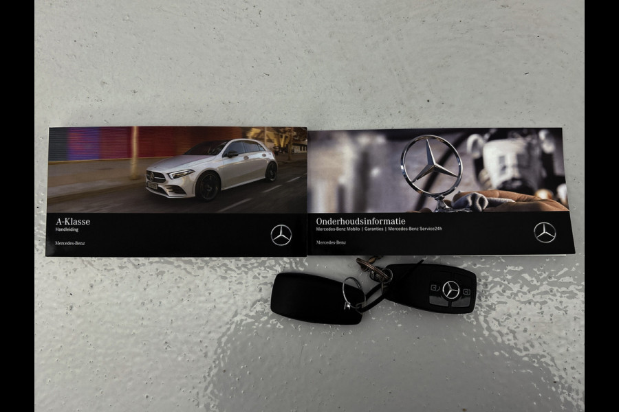 Mercedes-Benz A-Klasse 160 Business Solution | Lichtmetalen velgen | Wide screen | Navigatie | Parking support met camera achter | Inclusief 24 maanden Mercedes-Benz Certified garantie voor Europa.