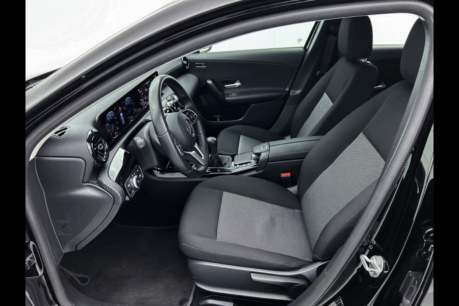 Mercedes-Benz A-Klasse 160 Business Solution | Lichtmetalen velgen | Wide screen | Navigatie | Parking support met camera achter | Inclusief 24 maanden Mercedes-Benz Certified garantie voor Europa.