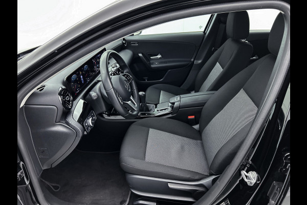 Mercedes-Benz A-Klasse 160 Business Solution | Lichtmetalen velgen | Wide screen | Navigatie | Parking support met camera achter | Inclusief 24 maanden Mercedes-Benz Certified garantie voor Europa.