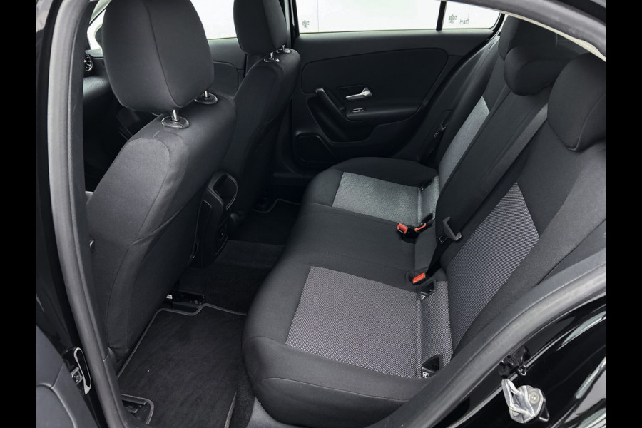 Mercedes-Benz A-Klasse 160 Business Solution | Lichtmetalen velgen | Wide screen | Navigatie | Parking support met camera achter | Inclusief 24 maanden Mercedes-Benz Certified garantie voor Europa.