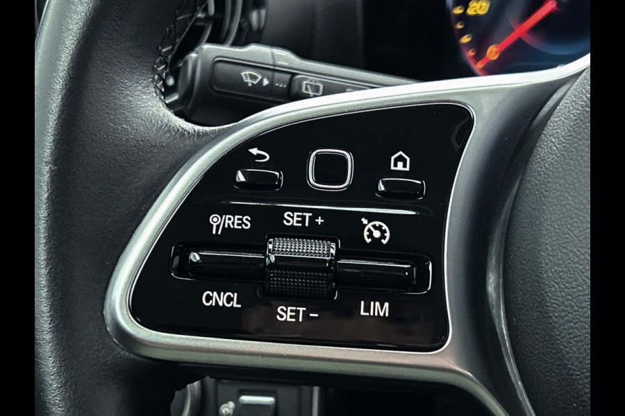Mercedes-Benz A-Klasse 160 Business Solution | Lichtmetalen velgen | Wide screen | Navigatie | Parking support met camera achter | Inclusief 24 maanden Mercedes-Benz Certified garantie voor Europa.