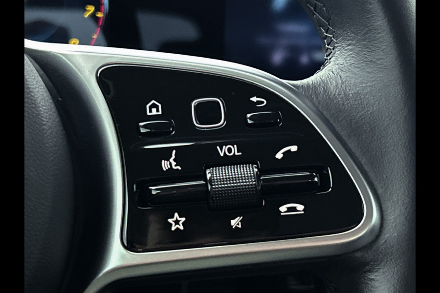 Mercedes-Benz A-Klasse 160 Business Solution | Lichtmetalen velgen | Wide screen | Navigatie | Parking support met camera achter | Inclusief 24 maanden Mercedes-Benz Certified garantie voor Europa.