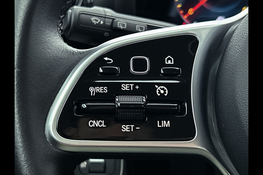 Mercedes-Benz A-Klasse 160 Business Solution | Lichtmetalen velgen | Wide screen | Navigatie | Parking support met camera achter | Inclusief 24 maanden Mercedes-Benz Certified garantie voor Europa.