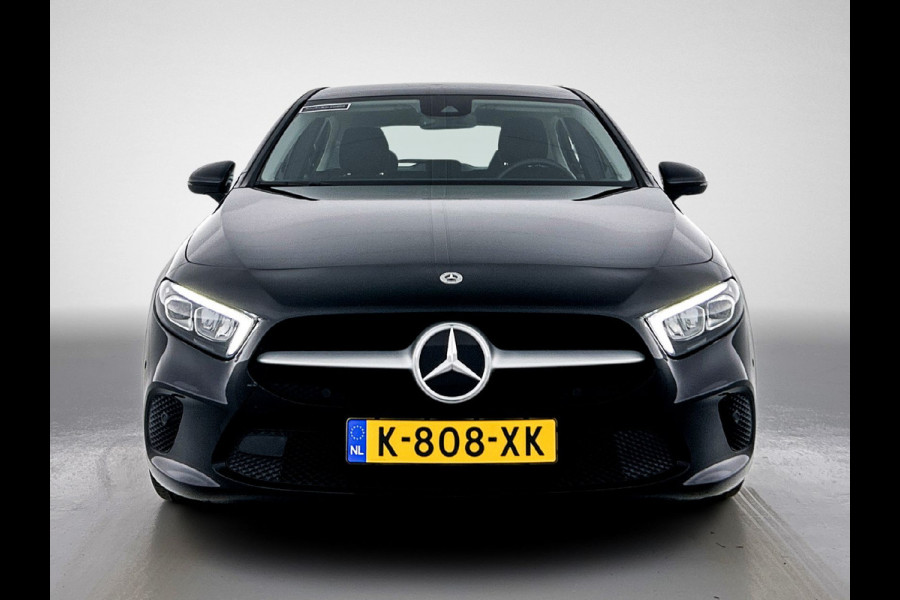 Mercedes-Benz A-Klasse 160 Business Solution | Lichtmetalen velgen | Wide screen | Navigatie | Parking support met camera achter | Inclusief 24 maanden Mercedes-Benz Certified garantie voor Europa.