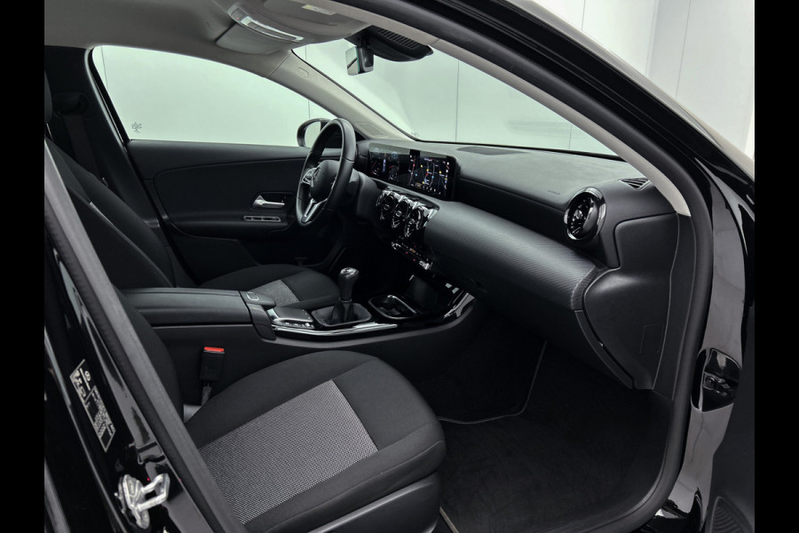 Mercedes-Benz A-Klasse 160 Business Solution | Lichtmetalen velgen | Wide screen | Navigatie | Parking support met camera achter | Inclusief 24 maanden Mercedes-Benz Certified garantie voor Europa.