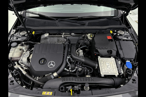 Mercedes-Benz A-Klasse 160 Business Solution | Lichtmetalen velgen | Wide screen | Navigatie | Parking support met camera achter | Inclusief 24 maanden Mercedes-Benz Certified garantie voor Europa.