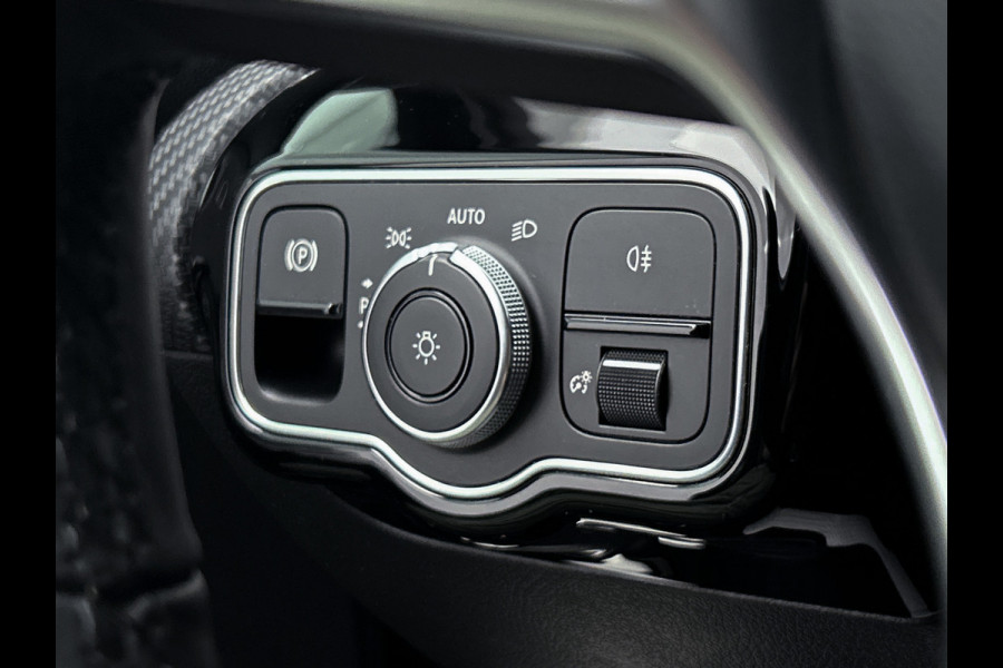Mercedes-Benz A-Klasse 160 Business Solution | Lichtmetalen velgen | Wide screen | Navigatie | Parking support met camera achter | Inclusief 24 maanden Mercedes-Benz Certified garantie voor Europa.