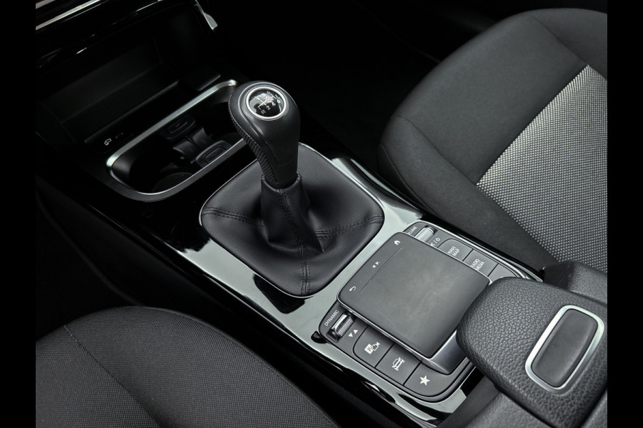 Mercedes-Benz A-Klasse 160 Business Solution | Lichtmetalen velgen | Wide screen | Navigatie | Parking support met camera achter | Inclusief 24 maanden Mercedes-Benz Certified garantie voor Europa.