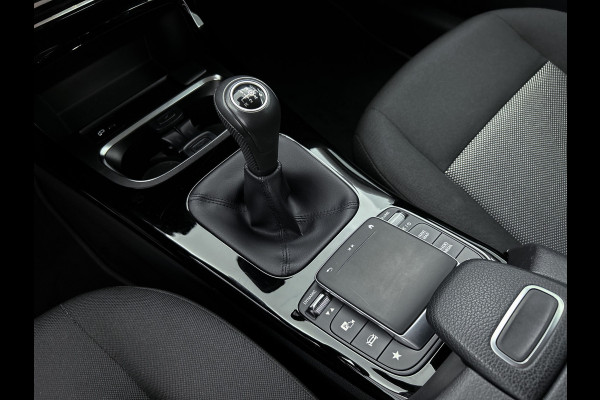 Mercedes-Benz A-Klasse 160 Business Solution | Lichtmetalen velgen | Wide screen | Navigatie | Parking support met camera achter | Inclusief 24 maanden Mercedes-Benz Certified garantie voor Europa.