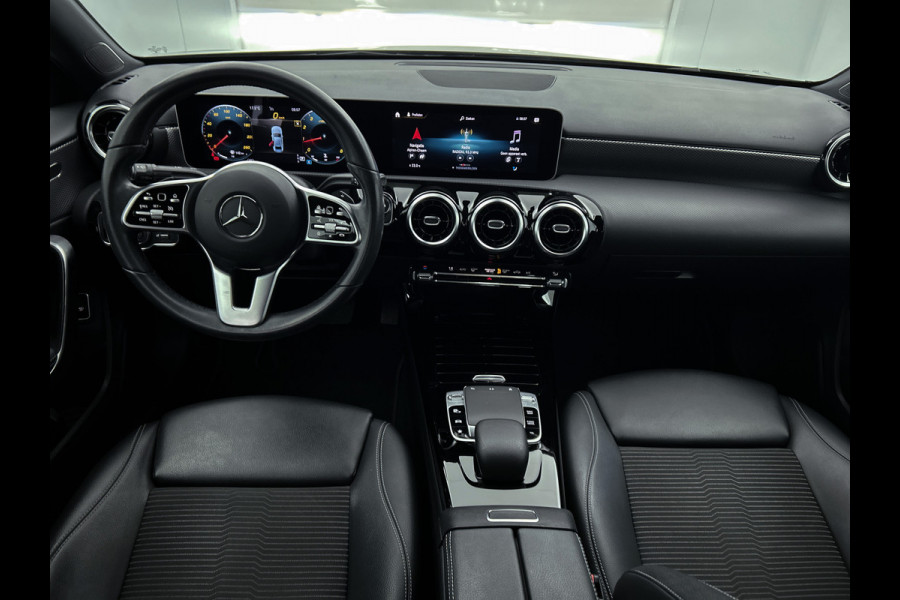 Mercedes-Benz A-Klasse 180 Advantage | Lichtmetalen velgen | Wide screen | Navigatie | Parking support met Camera achter | Inclusief 24 maanden Mercedes-Benz Certified garantie voor Europa.